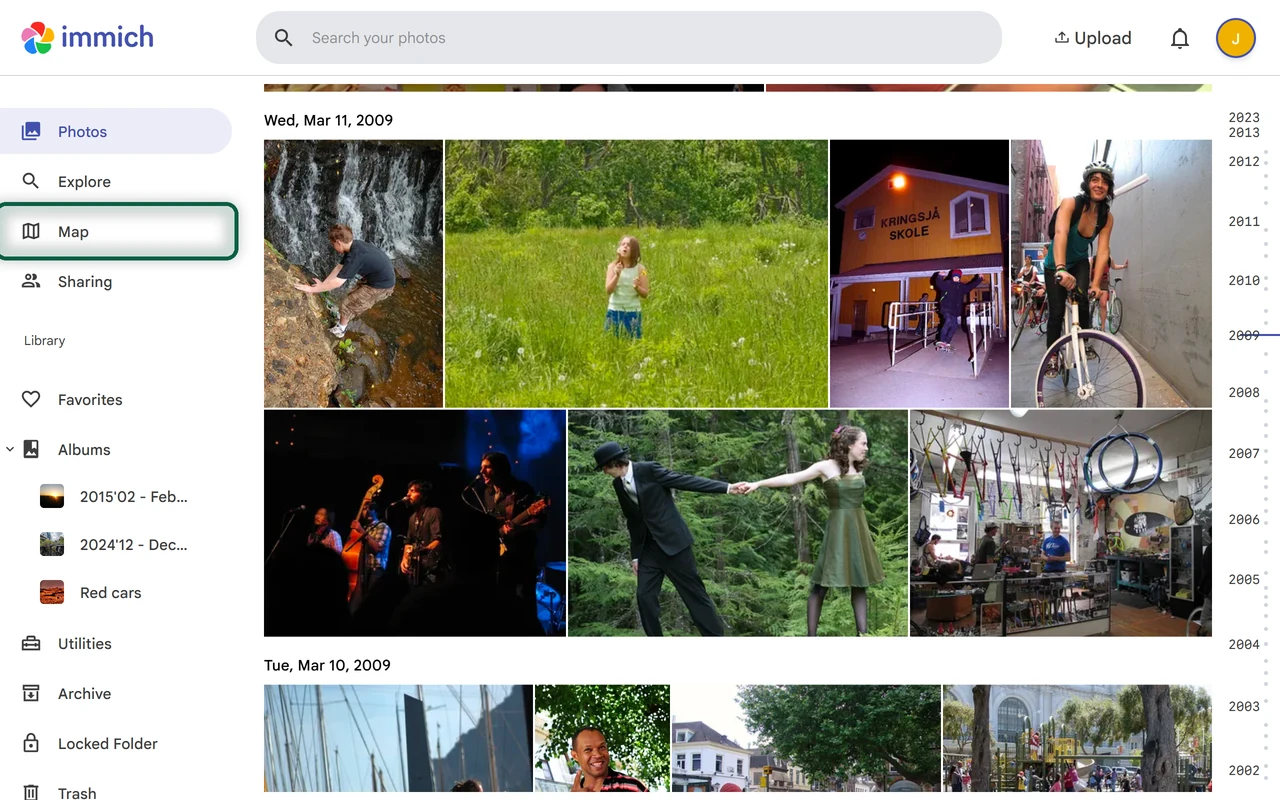 Frise d'Immich sur le Web après un import avec immich-go, remontée à une année ancienne avec les photos regroupées à leurs dates d'origine et le bouton de la carte mis en évidence