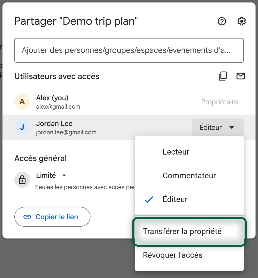 Fenêtre Partager de Google Drive avec le menu ouvert à côté du nom d'une personne et l'option Transférer la propriété mise en évidence