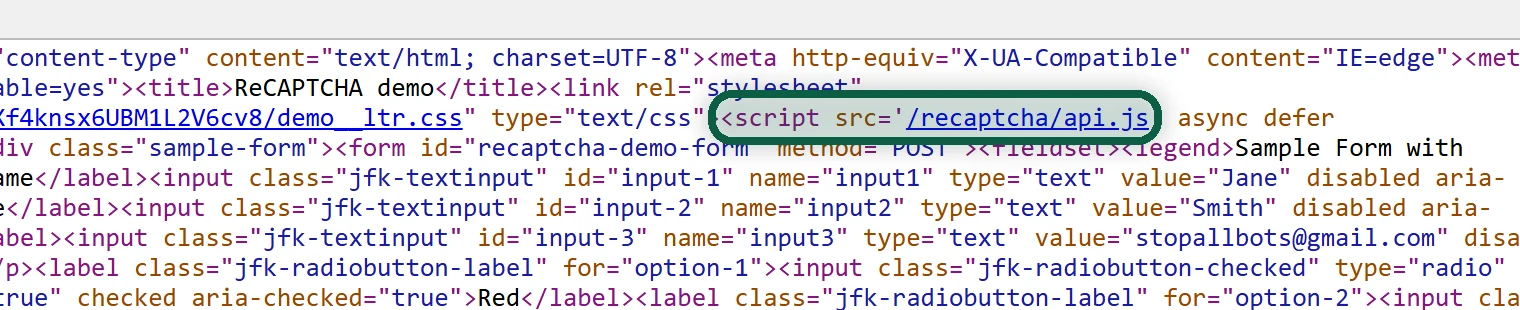 Code source d'une page dans le navigateur, avec une recherche de recaptcha qui surligne la balise de script de Google reCAPTCHA